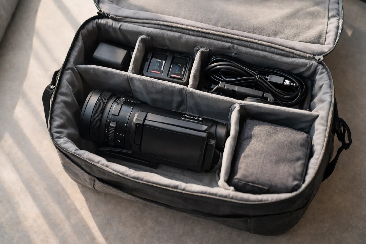 Cameră video compactă pregătită pentru transport și utilizare rapidă