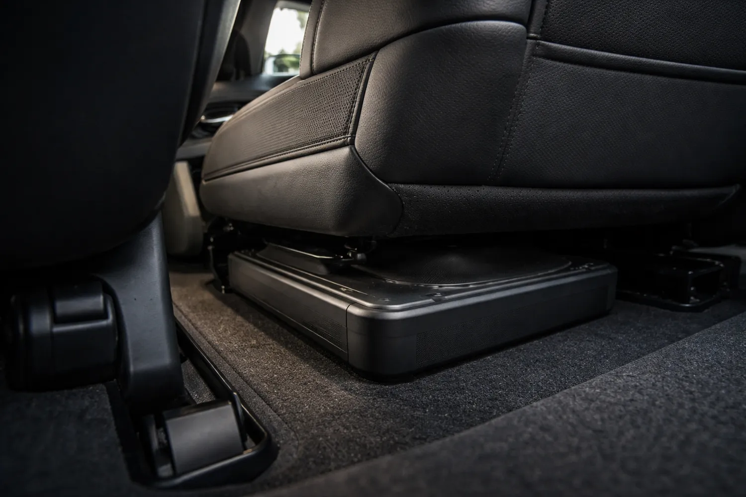 Subwoofer auto compact montat discret sub scaun