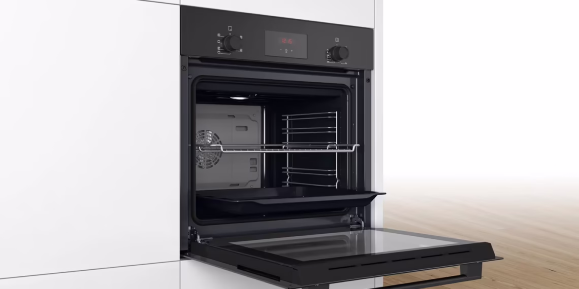 Cuptor incorporabil Bosch intr-o bucatarie moderna