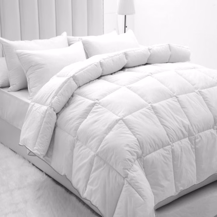 Pilota casetata cu puf si pana Silver Gecor