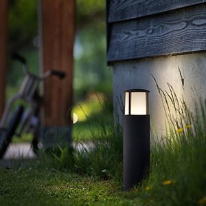 Stalp iluminat gradina noaptea