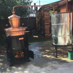 Cazan de tuica din cupru in curte