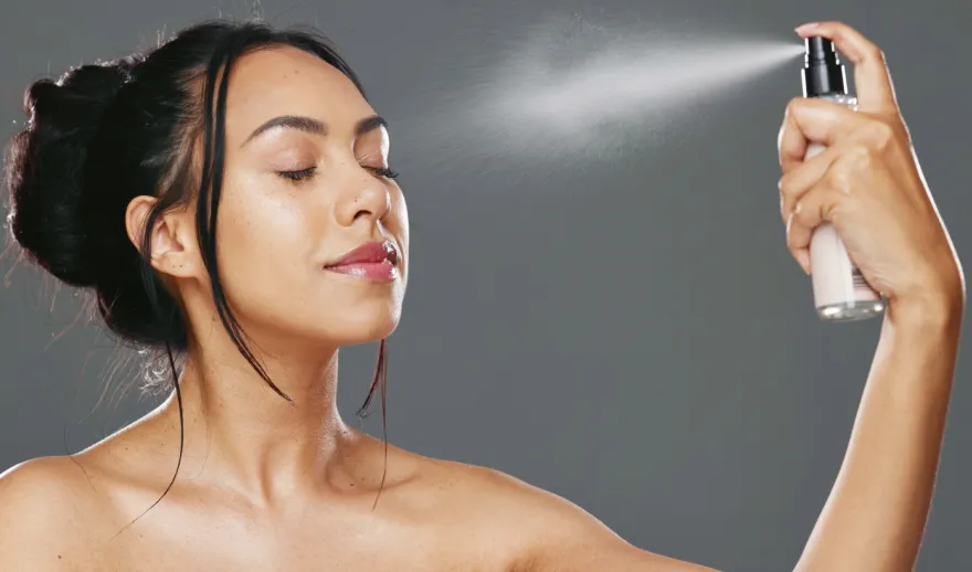 Aplicare spray fixare machiaj hidratant