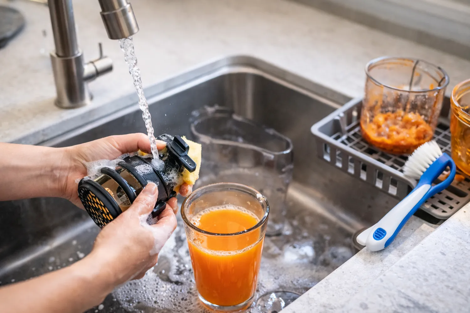 Curățarea usoara a storcătorului prin presare la rece