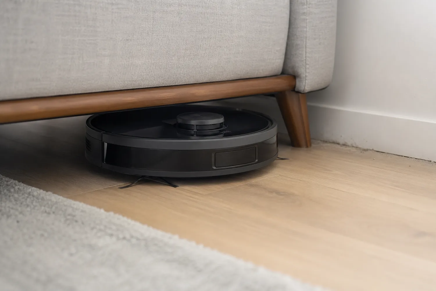 Aspirator robot cu profil jos intrând sub canapea