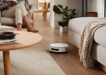 Aspirator robot într-un apartament mic