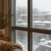 De ce apare condens pe geamuri iarna - cauze, soluții și ce funcționează cu adevărat 5 Fereastră de apartament cu condens pe geamuri iarna